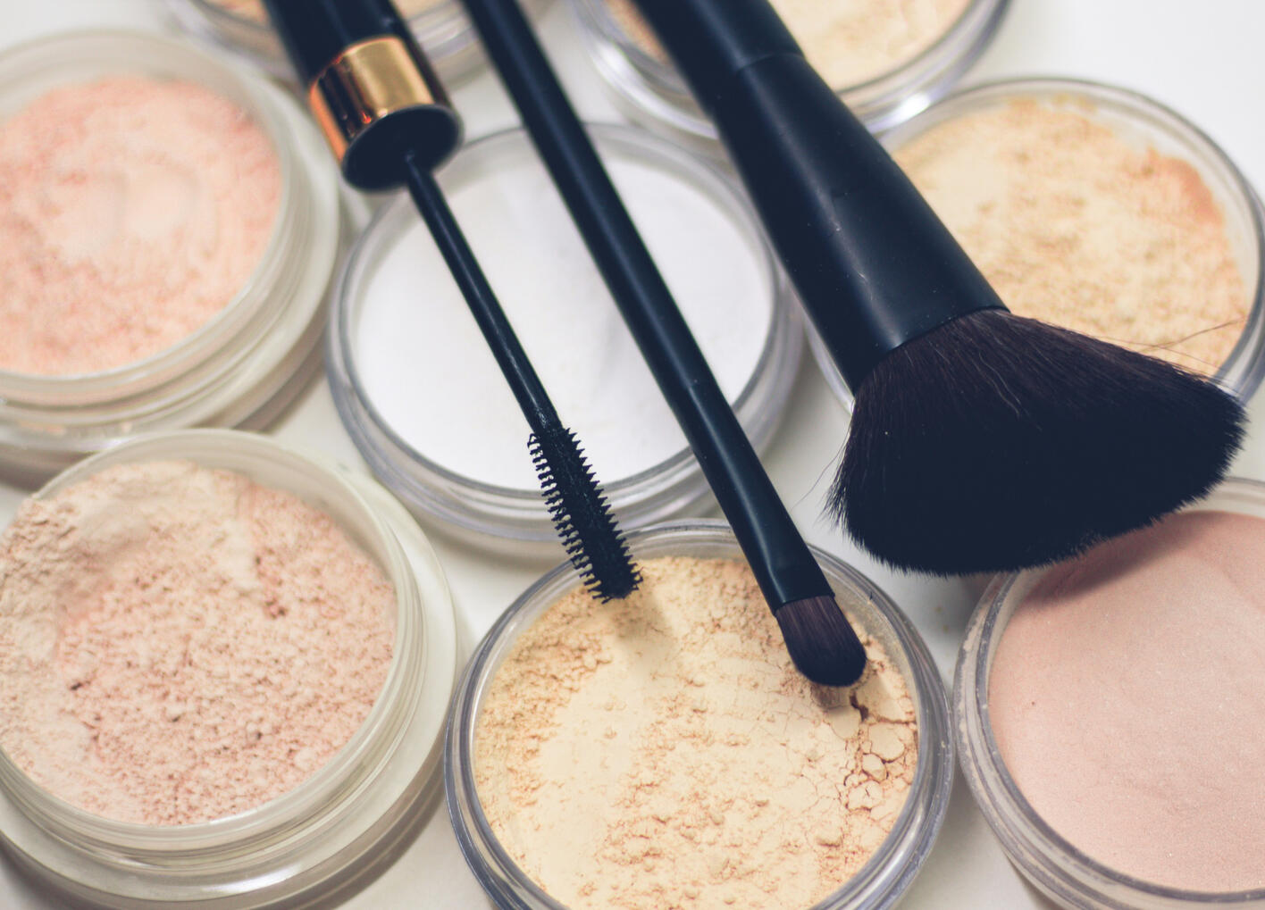 Clean beauty makeup tools and loose powder for a non-toxic beauty routine